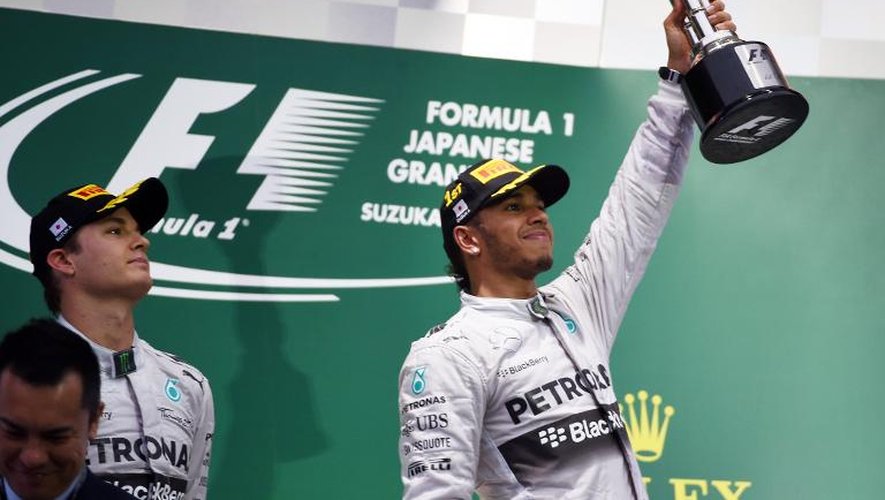 Le pilote de Mercedes-AMG Lewis Hamilton (d), vainqueur du Grand Prix du Japon devant Nico Rosberg (g), le 4 octobre 2014 sur le circuit de Suzuka