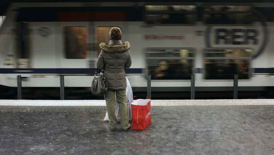 Une personne sur le quai de la ligne du RER A, le 19 décembre 2009 à Paris