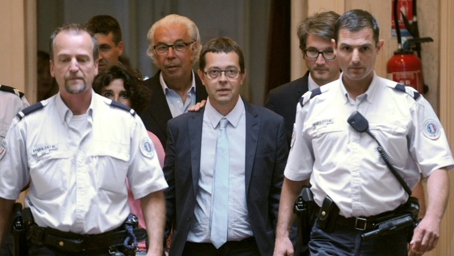 Nicolas Bonnemaison (C) et son avocat Benoît Ducos-Ader à l'issue de son procès le 25 juin 2014 à Pau