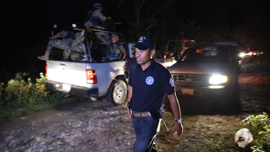 Le convoi transportant les cadavres trouvés dans des fosses, à son départ le 4 octobre 2014 d'Iguala au Mexique