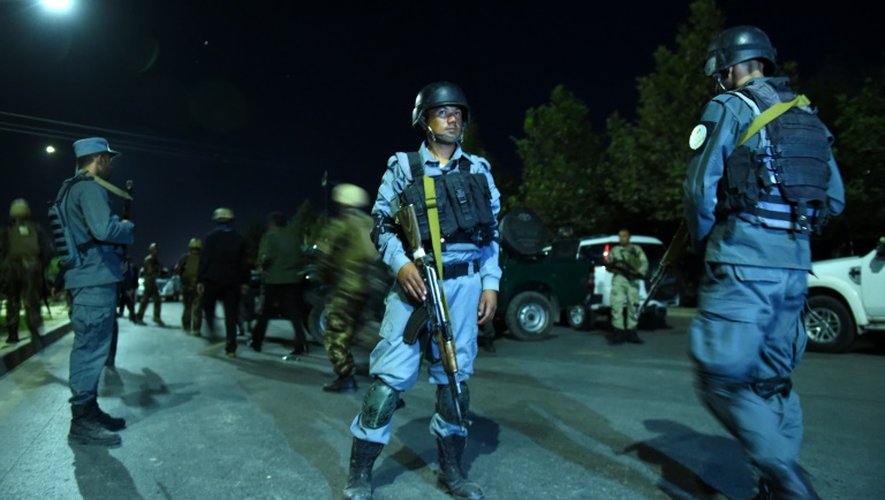 Des forces de l'ordre près du lieu de l'attentat qui a visé l'Université américaine à Kaboul dans la nuit du 24 au 25 août 2016