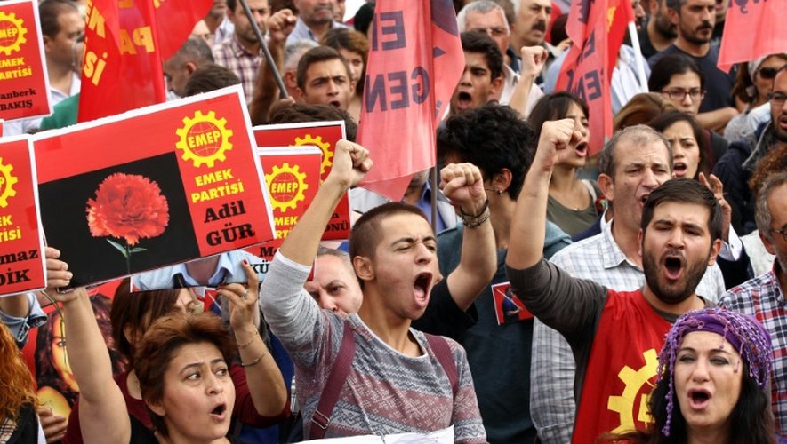 Des manifestants défilent sur une place proche du site de l'attentat, le 11 octobre 2015 à Ankara, en Turquie
