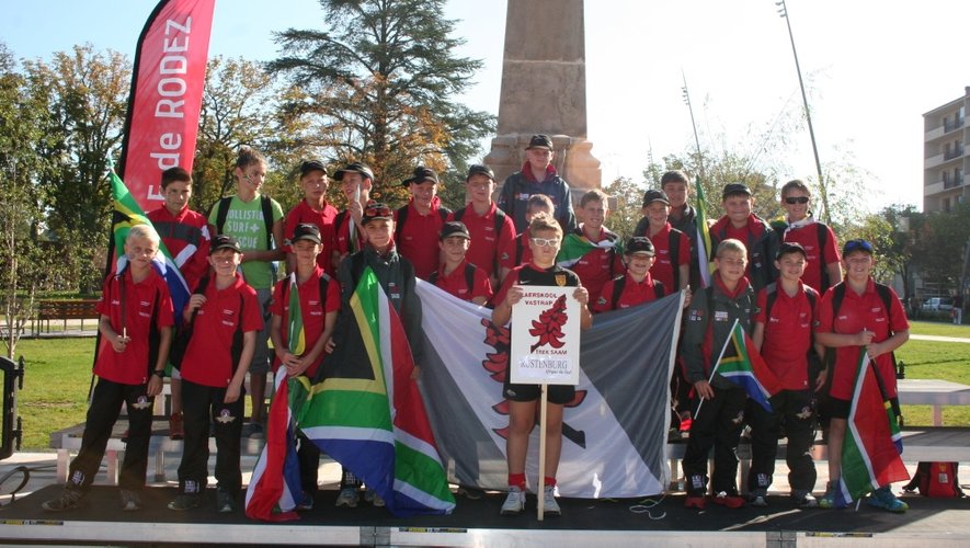 Les jeunes rugbymen et leur délégation ont  posé hier esplanade des Rutènes à Rodez avant de prendre part au défilé dans les rues de la ville. Tous se retrouvent aujourd'hui en tournoi sur les terrains de Vabre.