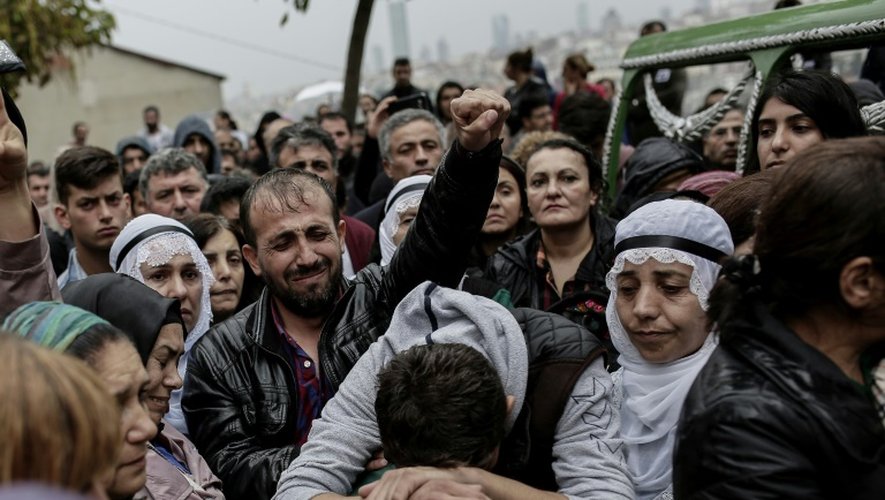 La foule rassemblée lors des obsèques d'une victime de l'attentat, le 11 octobre 2015 à Ankara, en Turquie