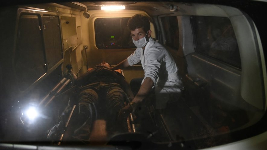 Un blessé dans une ambulance près du site de l'attentat contre l'université américaine à Kaboul le 24 août 2016