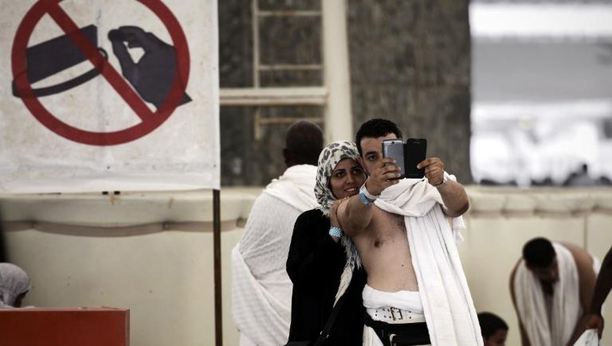 Des pèlerins musulmans prennent un selfie pendant le rituel de la lapidation à Mina, près de La Mecque, le 4 octobre 2014