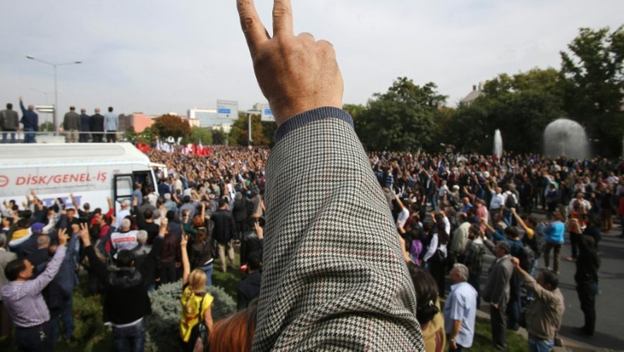 Des milliers de manifestants rassemblés, le 11 octobre 2015 place Sihhye à Ankara, en Turquie