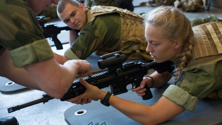 Une conscrite de l'armée norvégienne lors d'un entraînement à Setermoen dans le nord de la Norvège le 11 août 2016