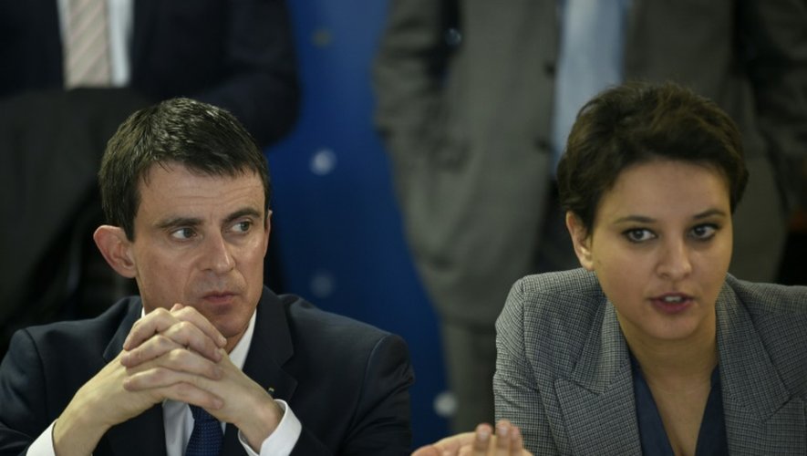 La ministre de l'Education Najat Vallaud-Belkacem (D) et le Premier ministre Manuel Valls (G), le 14 avril 2016 à Mantes-la-Jolie