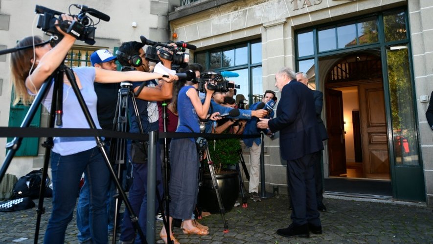 Sepp Blatter répond aux reporters avant son entrée dans les locaux du TAS à Lausanne, le 25 août 2016