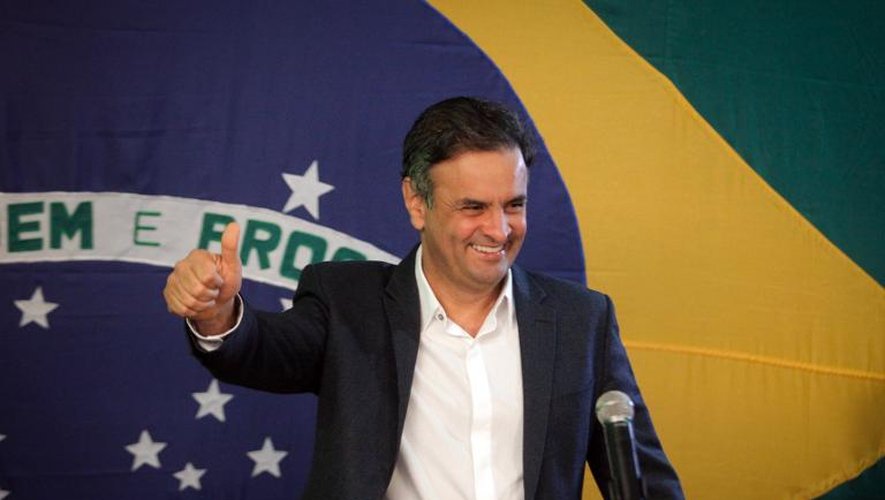 Aecio Neves, candidat pour la présidentielle, en lice pour le second tour, lors d'une conférence de presse, le 5 octobre 2014 à Belo Horizonte