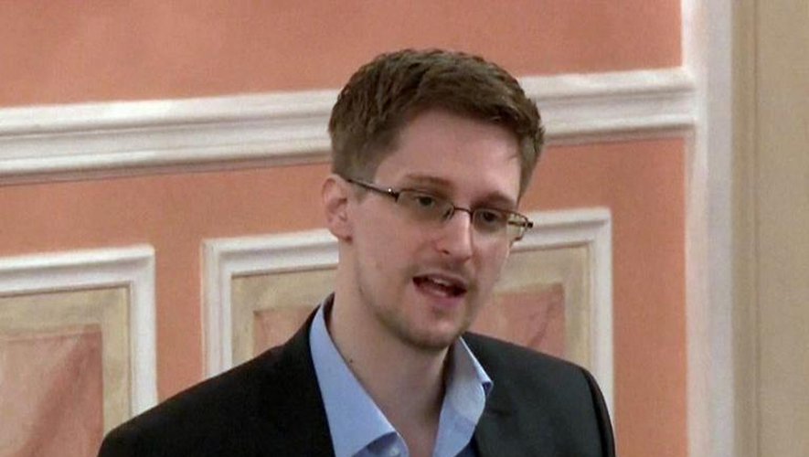 Grab vidéo fournie par Wikileaks le 12 octobre 2013 d'Edward Snowden lors d'un dîner à Moscou le 9 octobre 2013