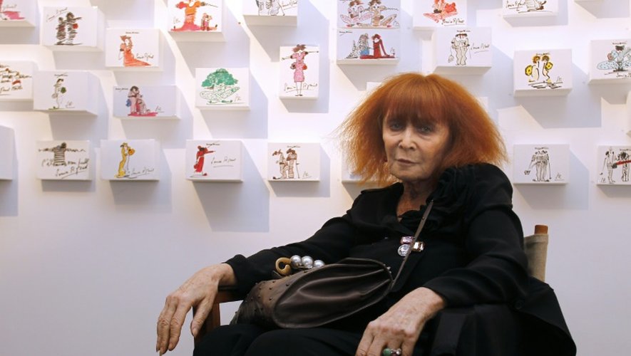 La couturière Sonia Rykiel pose le 3 juin 2010 à Paris, avant l'ouverture d'une exposition consacrée à ses croquis de mode