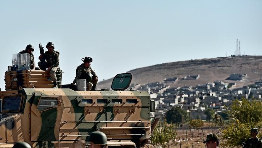 Des soldats turcs devant la ville de Kobané, le 5 octobre 2014