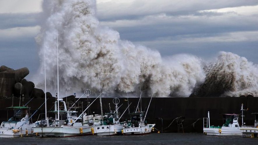 Des vagues géantes frappent la digue du port de Kihou, dans le centre du Japon, pendant le passage du typhon Phanfone, le 6 octobre 2014