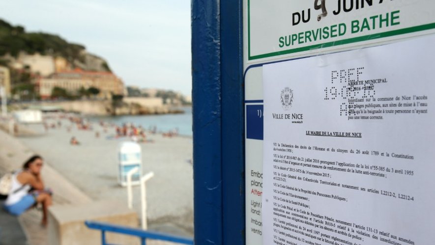 L'arrêté pris par le maire de Nice, affiché à l'entrée d'une plage, le 19 août 2016