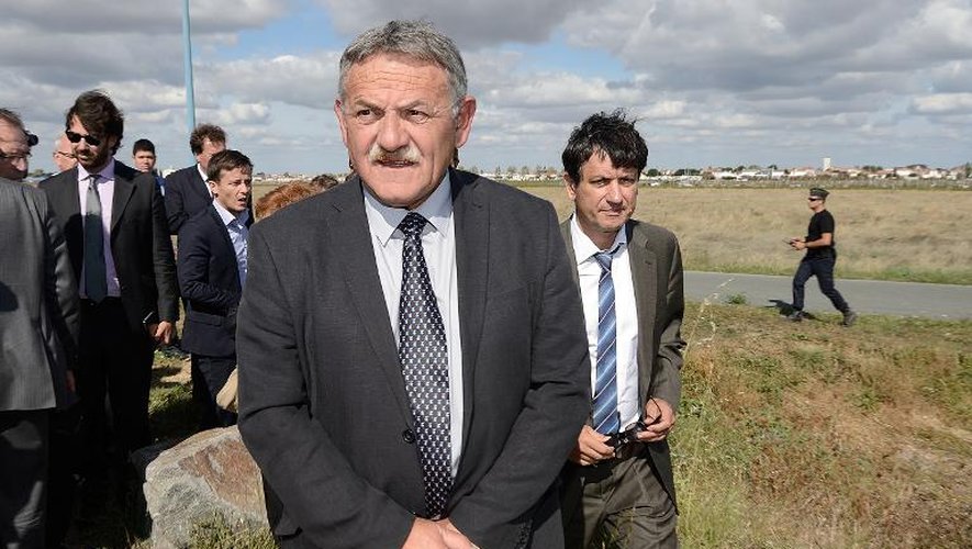 René Marratier (g), l'ancien maire de la Faute-sur-Mer, et son avocat Didier Seban, le 25 septembre 2014 à La Faute-sur-Mer