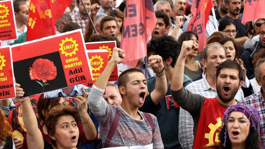 Des manifestants défilent sur une place proche du site de l'attentat le 11 octobre 2015 à Ankara