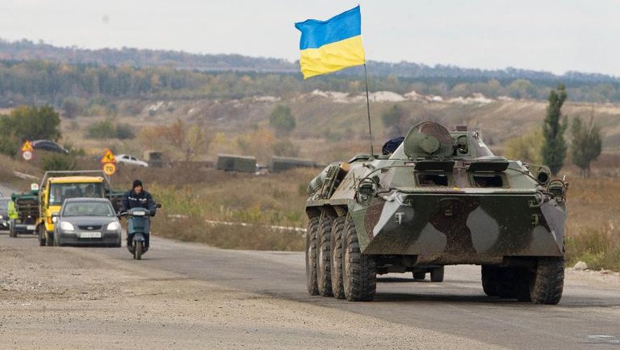 Des camions militaires ukrainiens stationnés à Semenovka, dans la région de Donetsk, le 5 octobre 2014