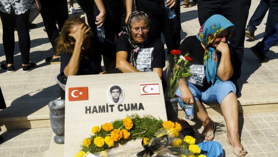Des Chypriotes turcs assistent à une cérémonie funéraire en hommage aux disparus lors des affrontements de 1974, le 15 août 2016 au cimetière du village de Tashkent, en République turque de Chypre du nord
