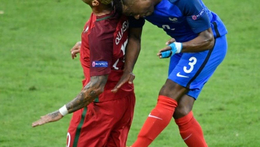 Le latéral gauche des Bleus Patrice Evra au marquage du Portugais Ricardo Quaresma en finale de l'Euro, le 10 juillet 2016
