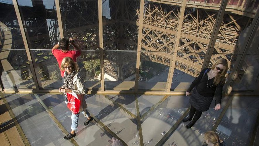 Des visiteurs sur le nouveau plancher en verre du premier étage de la Tour Eiffel le 3 octobre 2014