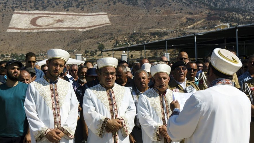Des fidèles musulmans assistent à une cérémonie funéraire, le 15 août 2016 à Tashkent en République turque de Chypre du nord, en hommage aux disparus lors des affrontements de 1974