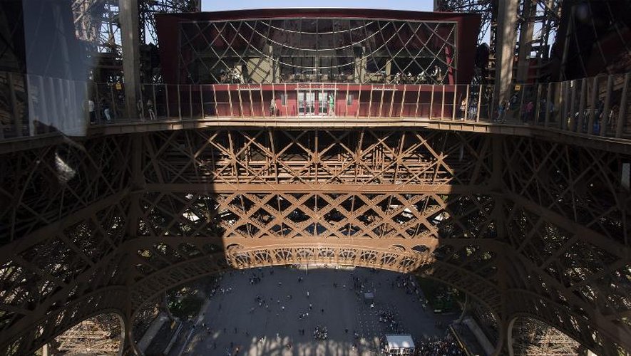 Le plancher de verre du premier étale de la Tour Eiffel, le 3 octobre 2014