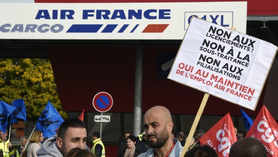 Des salariés d'Air France manifestent contre la garde à vue de six d'entre eux, le 12 octobre 2015 à Roissy-en-France