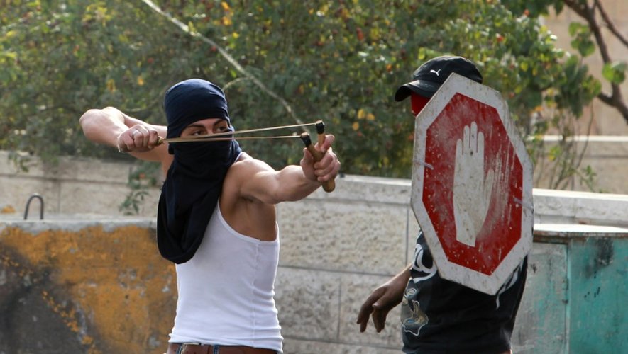 Un Palestinien s'apprête à lancer une pierre vers les forces de sécurité israéliennes le 12 octobre 2015 près de l'entrée de Bethléem