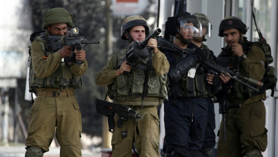 Des forces de sécurité israéliennes affrontent des Palestiniens à Beit El (Cisjordanie), le 12 octobre 2015
