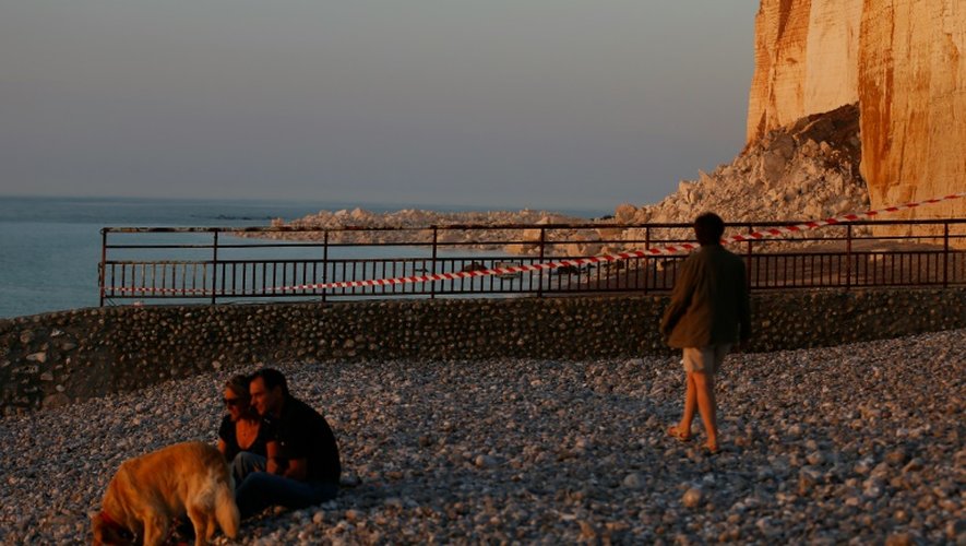 Des gens sur la plage près de l'endroit d'un éboulement massif de falaise à Saint-Martin-aux-Buneaux, dans le nord de la France, le 25 août 2016