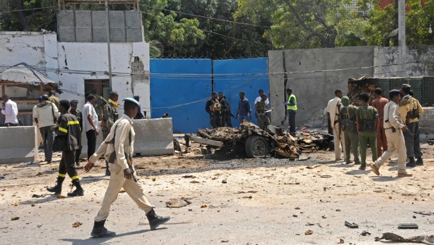Des militaires et policiers sur les lieux d'un attentat suicide à Mogadiscio le 31 juillet 2016