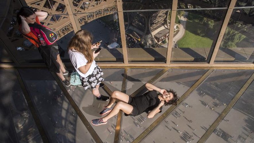 Une visiteuse au premier étage de la Tour Eiffel et son nouveau sol en verre, le 6 octobre 2014 à Paris