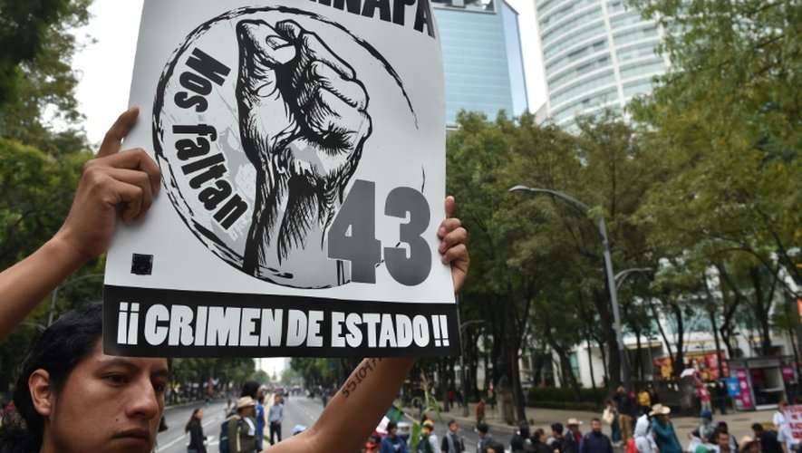 Des proches des 43 étudiants mexicains disparus à Iguala manifestent à Mexico, le 26 septembre 2015, un an après leur disparition