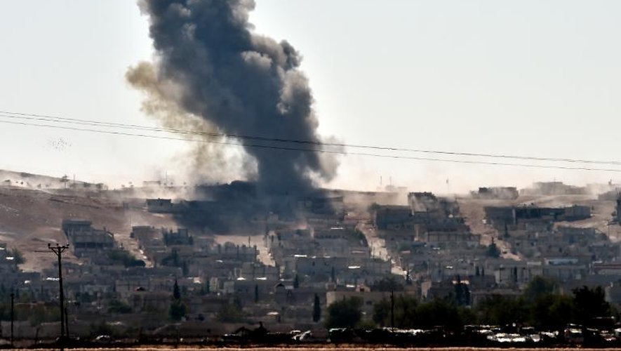 De la fumée s'élève au-dessus de la ville kurde de Kobané, le 6 octobre près de la frontière avec la Turquie