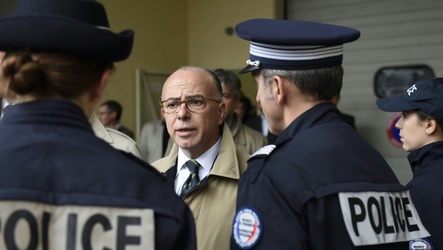 Le ministre de l'Intérieur Bernard Cazeneuve rencontre le 5 octobre 2015 à Saint-Ouen deux des policiers présents lors de la fusillade provoquée par un déenu en cavale