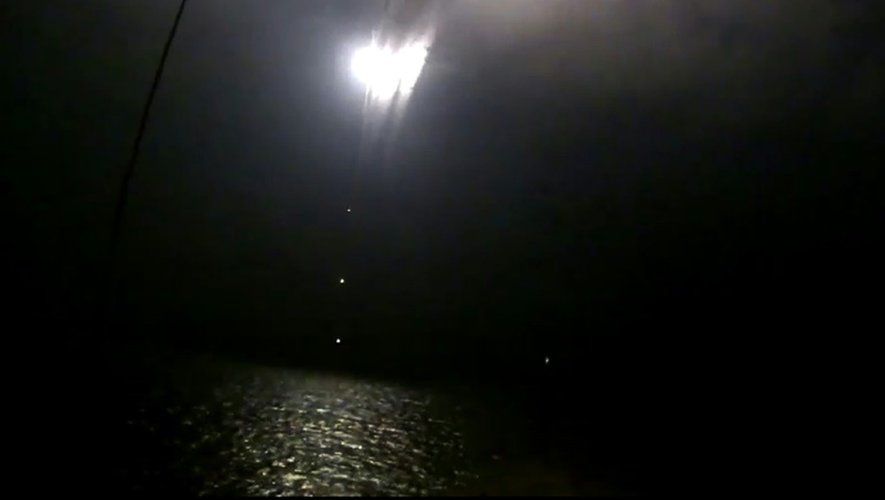 Image extraite d'une vidéo publiée sur le site internet officiel du ministère russe de la défense le 7 octobre 2015 censée montrer un navire de guerre russe lançant un missile de croisière dans la mer caspienne pendant une frappe contre les positions du groupe EI en Syrie