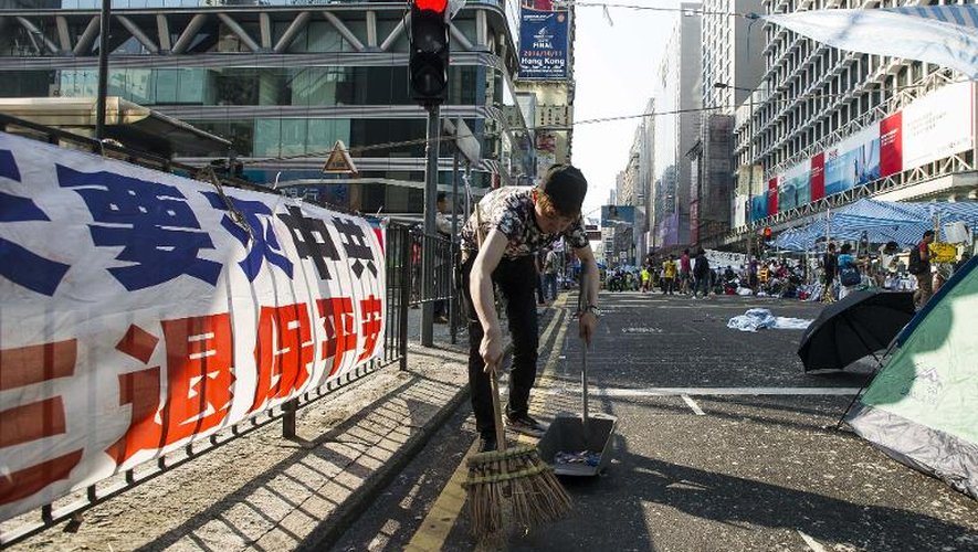 Un militant prodémocratie nettoie une rue dans le quartier de Mongkok, à Hong Kong, le 7 octobre 2014