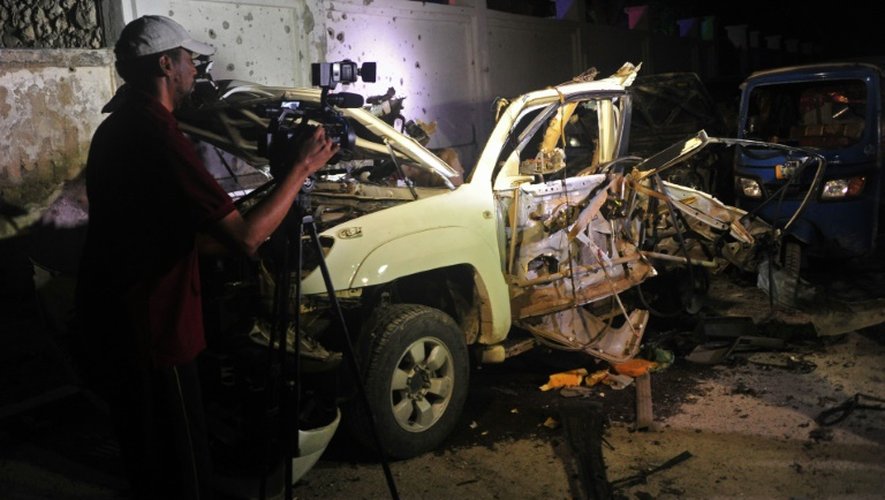 La carcasse d'une voiture après l'explosion devant un restaurant de plage à Mogadiscio, le 25 août 2016