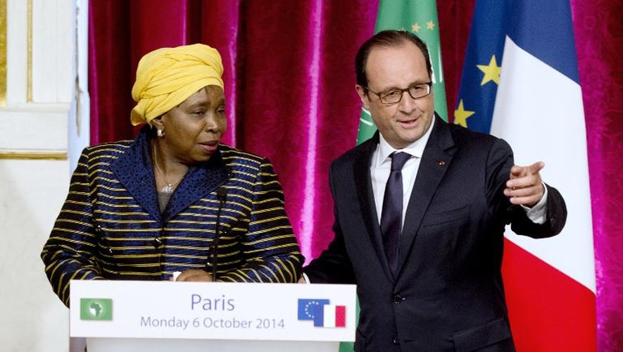 Le président français François Hollande et la présidente sud-africaine de la Commission de l'Union Africaine, Nkosazana Dlamini-Zuma, le 6 octobre 2014 à l'Elysée, à Paris