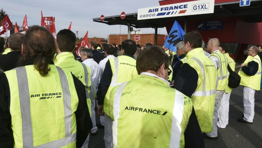 Manifestation de salariés d'Air France contre les mises en garde à vue, le 12 octobre 2015 à Roissy-en-France