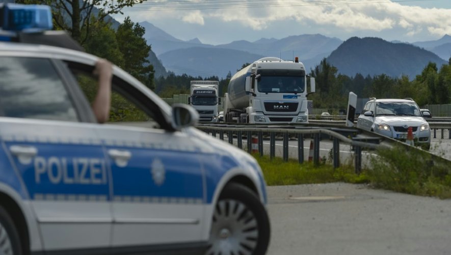 Des policiers surveillent les véhicules sur une autoroute entre l'Autriche et l'Allemagne à Kiefersfelden dans le sud de l'Allemagne, le 16 septembre 2015