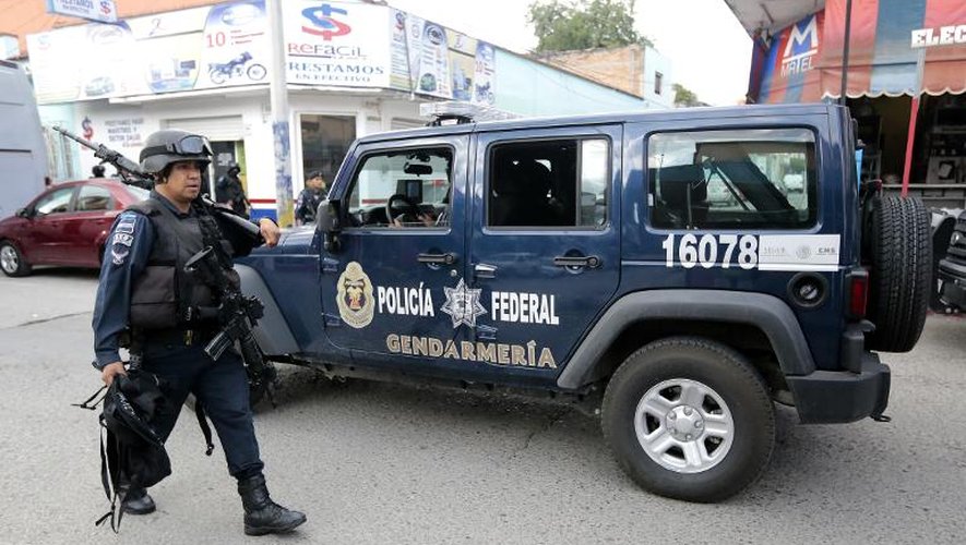 Des policiers mexicains patrouillent dans une rue d'Iguala, dans l'Etat de Guerrero, le 6 octobre 2014