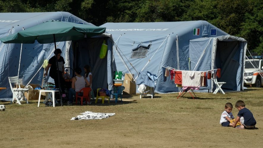 Des tentes dressées le 28 août 2016 près d'Amatrice pour abriter les habitants des zones touchées par le séisme
