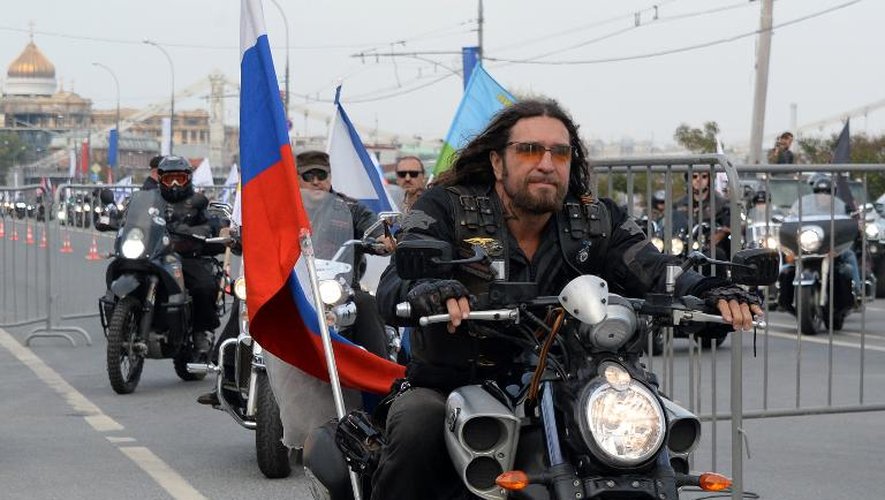Alexandre Zaldostanov, leader des Loups de la Nuit, défile le 13 septembre 2014 à la tête de ses troupes dans les rues de Moscou