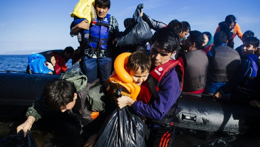Des migrants débarquent sur l'île grecque de Lesbos en provenance de Turquie le 12 octobre 2015