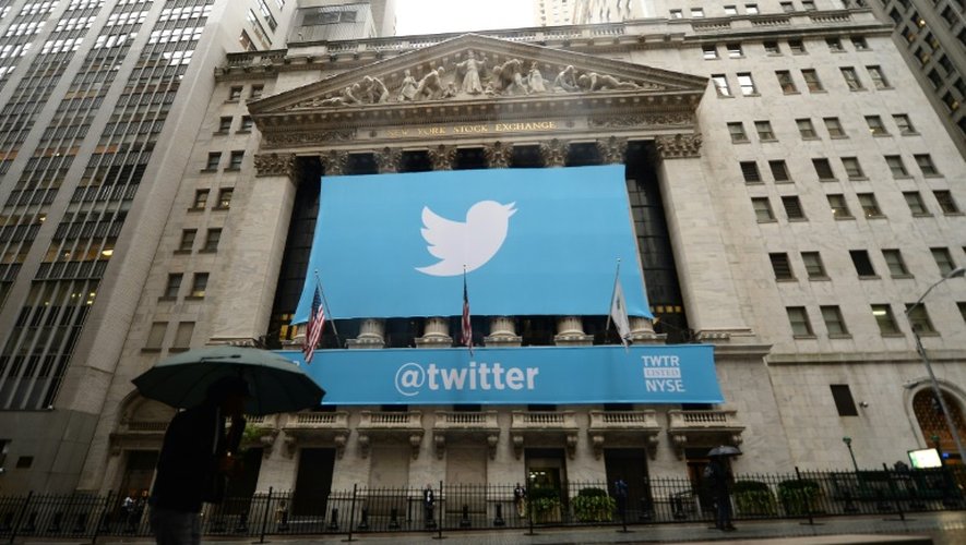 Une bannière avec le logo de Twitter sur la façade de Wall Street le 7 novembre 2013