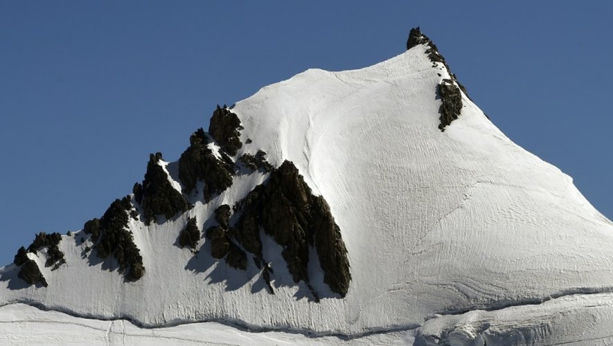 Des grimpeurs marchent sur le Mont Blanc du Tacul le 25 août 2016 à Chamonix
