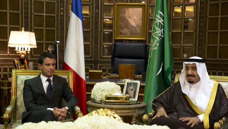 Le Premier ministre français Manuel Valls (g) et le roi d'Arabie saoudite, Salman bin Abdulaziz, le 13 octobre 2015 à Ryad